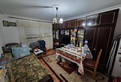 Apartament cu 2 camere, decomandat, etajul 3/4, zona Podu Ros - 1