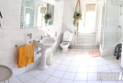 Casă cu 7 camere cu Teren 330 Mp în Central