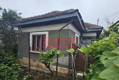 Casă cu 3 camere cu Teren 2304 Mp în Central