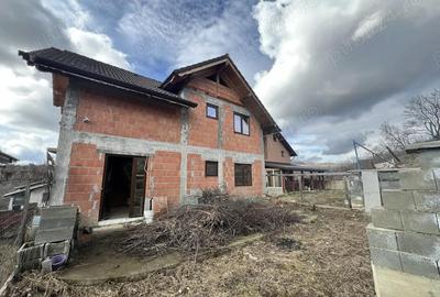 Casă cu 4 camere în Central - 1