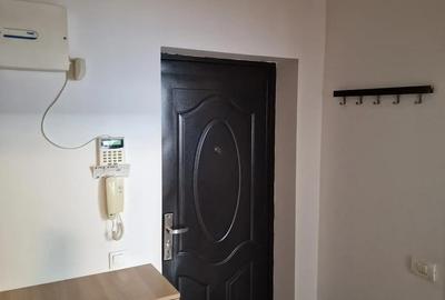 Garsonieră decomandată în Apărătorii Patriei