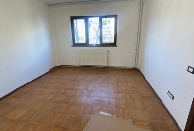 Spațiu comercial, de 50 mp, în Central - 8
