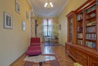 Casă cu 7 camere cu Canalizare în Centrul Istoric - 3