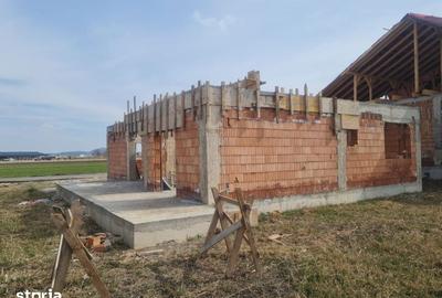 Casă cu 5 camere cu Teren 500 Mp în Stupini