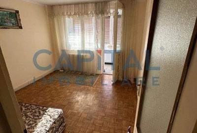 Apartament cu 3 camere semidecomandat în Micro I