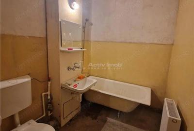 Apartament cu 4 camere decomandat în Rovine