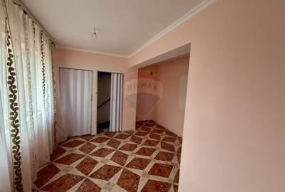 Casă individuală cu 8 camere cu Canalizare în Vulturu - 13