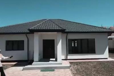 Casă individuală cu 4 camere cu Canalizare în Domnești