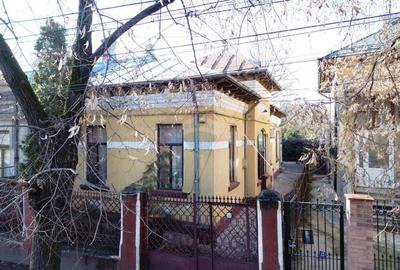 Casă cu 4 camere cu Teren 435 Mp în Central