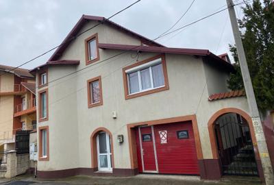 Casă cu 4 camere în Prundu