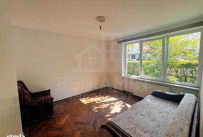 Apartament cu 3 camere semidecomandat în Tractorul