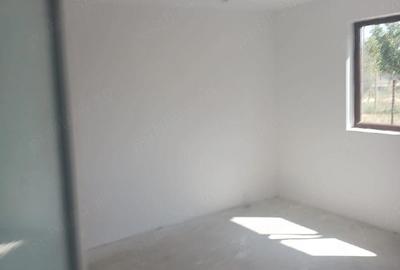 Casă cu Teren 385 Mp în Pecineaga - 3