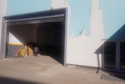 Spațiu industrial, de 1,600 mp, în Central - 3
