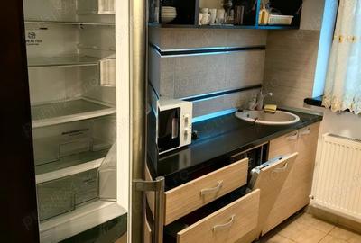 Proprietar, inchiriez apartament cu 3 camere de lux in bloc cu 4 nivele la etajul 1 - 2