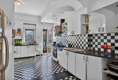 Apartament cu 10 camere decomandat, mobilat în Capitale - 41