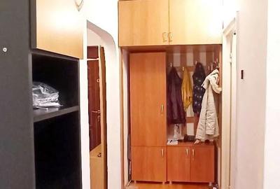 Apartament cu 3 camere decomandat în Micro 16