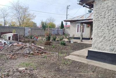 Casă cu 4 camere cu Teren 1600 Mp în Central - 1