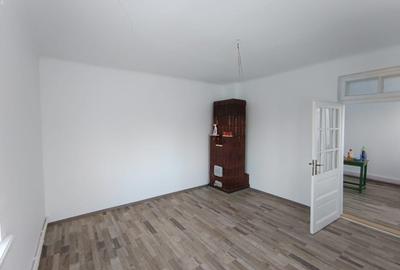 Vanzare casa 3 camere  din caramida presa renovata si teren arabil 1091mp - 2