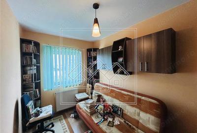 Ap decomandat, 3 camere, 2 balcoane, pivnita, Valea Aurie - 1