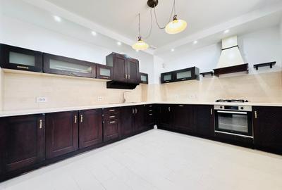 Duplex cu 9 camere cu Canalizare în Central - 2