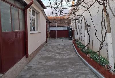 Casă cu 3 camere cu Teren 500 Mp în Central - 1