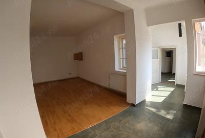 Casa spa?ioasa cu gradina mare, curte generoasa, garaj + o casa mica - 3