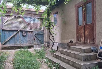 Casă cu 3 camere în Sângătin