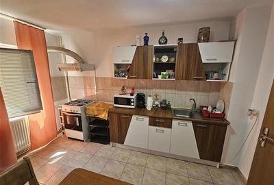 Apartament cu 3 camere decomandat, mobilat în Micro IV - 11