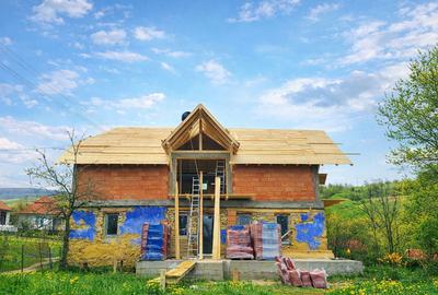 Casă cu 4 camere cu Teren 1077 Mp în Podeni - 3