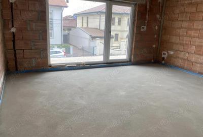 Zona Braytim, BLOC NOU, apartament 3 camere decomandat, etaj 1, 70 mp utili, pre? 2100 euro mp - 2