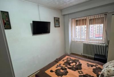 Apartament cu 3 camere decomandat în Republicii