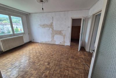Apartament cu 3 camere semidecomandat în Micro I - 4
