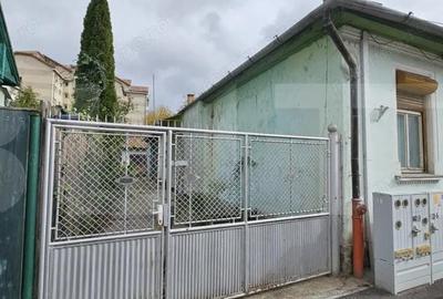 Casa in centru cu potential deosebit - 1