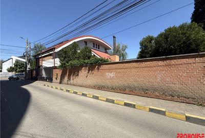 Casă cu 9 camere cu Canalizare în Ultracentral