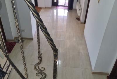Casă cu 4 camere în Central - 2