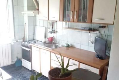 Apartament cu 3 camere semidecomandat, mobilat în Olteniței