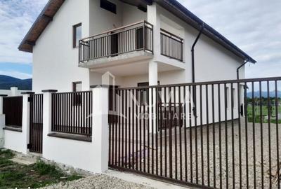 Casă cu 4 camere cu Teren 448 Mp în Micești