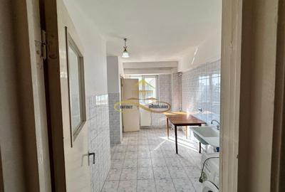 Apartament cu 3 camere decomandat, mobilat în 9 Mai - 9