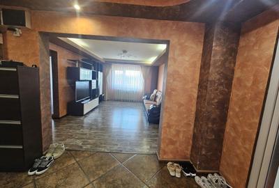 Apartament cu 4 camere decomandat în Central