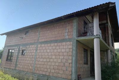 Casa la ro?u de vanzare