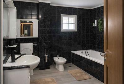 Casă cu 4 camere cu Teren 3000 Mp în Central - 1