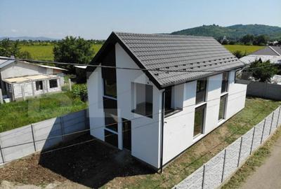 Casă cu 4 camere cu Teren 830 Mp în Central - 1