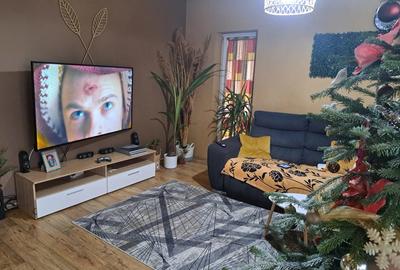 Vand apartament 3 camere(bloc nou),zona 300,et 1 - 4