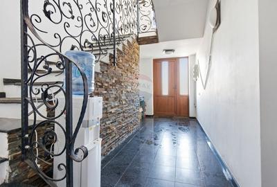 Casă cu 7 camere cu Teren 887 Mp în Bucium - 4