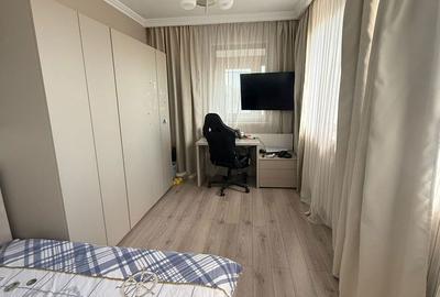 Apartament cu 4 camere decomandat în CET - 15
