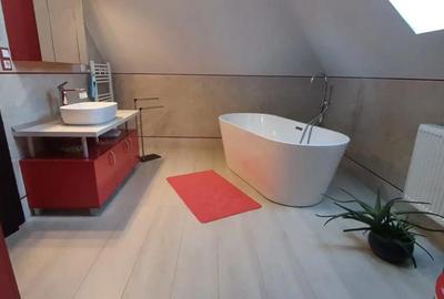 Casă cu 5 camere cu Teren 1000 Mp în Central - 1