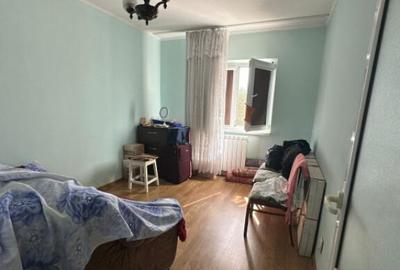 - Apartament 3 camere decomandat, Buzaului, etaj 3, suprafat - 10