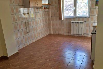 Apartament cu 3 camere semidecomandat în Pantelimon