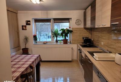 Casă cu 4 camere cu Teren 396 Mp în Florilor