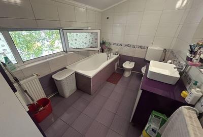 Apartament cu 3 camere decomandat, mobilat în Km 4 - 9